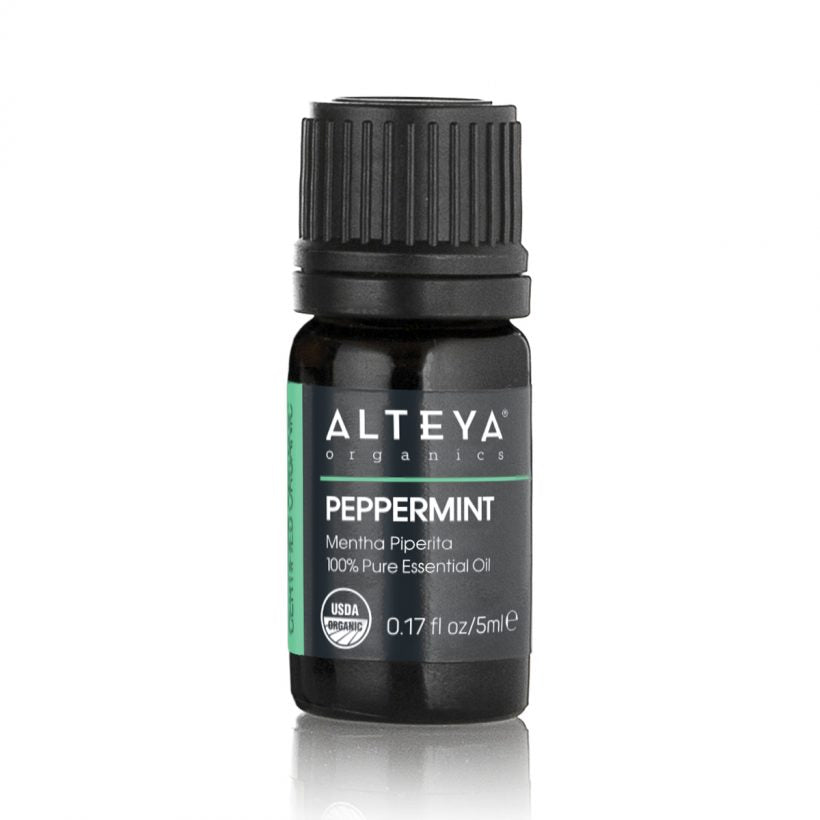 Етерично масло мента се извлича от растението Mentha Piperita (известно още като лютива мента) посредством парна дестилация. Това масло се отличава с характерния си освежаващ и разпознаем ментов аромат. Маслото е бистро на цвят с воднист вискозитет. Етеричното масло от мента е многофункционално, печелейки репутацията на едно от най-универсалните масла в света, наред с маслото от лавандула.