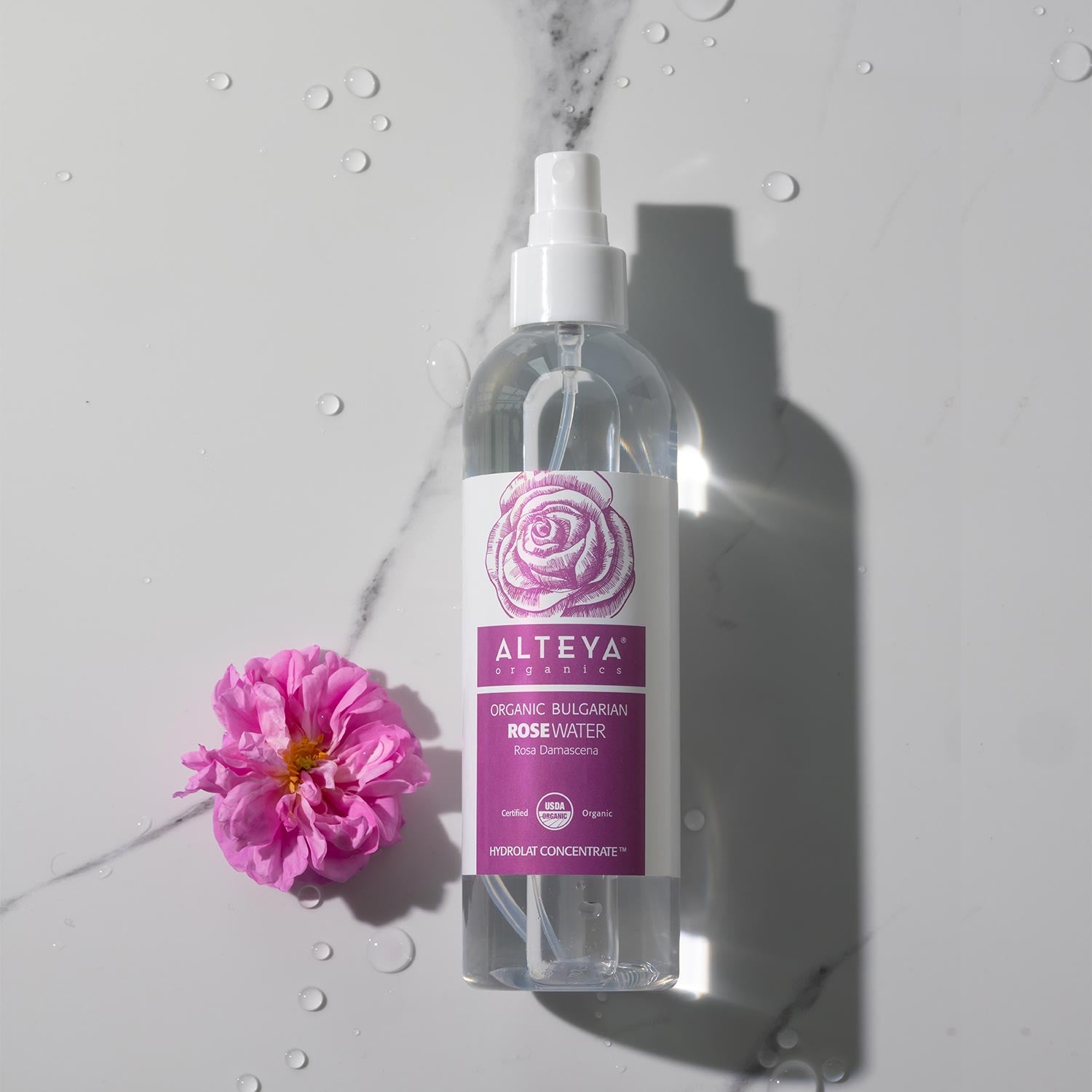 Био розовата вода е почистваща, хидратираща и тонизираща – подходяща за всеки тип кожа и коса – перфектен завършек на Вашия ежедневен почистващ и освежаващ ритуал.